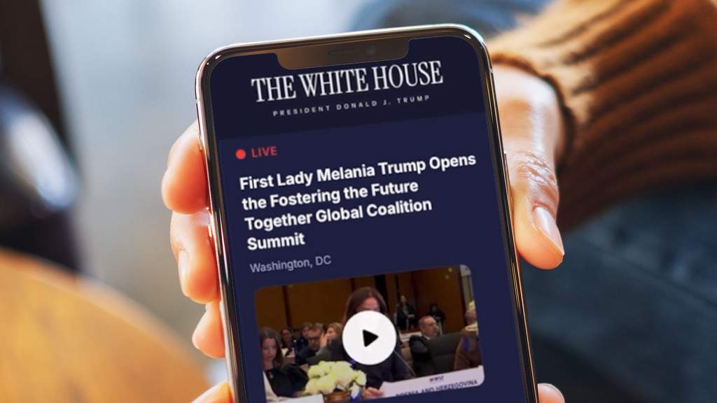 Aplikasi Trump Wajib di Ponsel Staf Gedung Putih Memicu Protes
